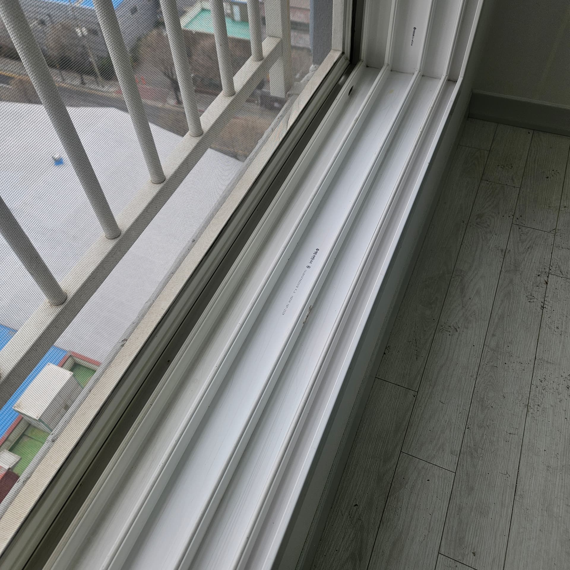 창틀 레일 먼지·이물질 청소